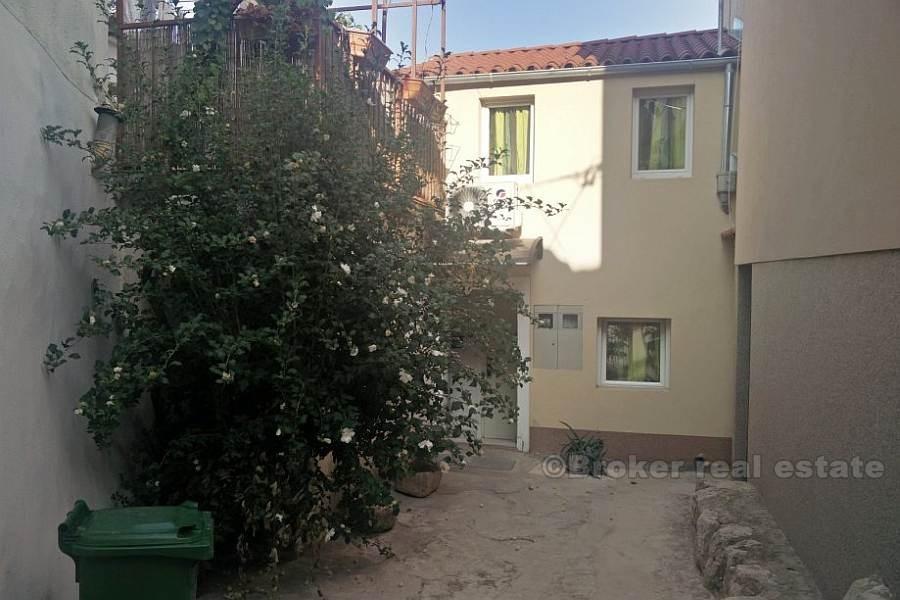 Dvoetažna kuća, na prodaju