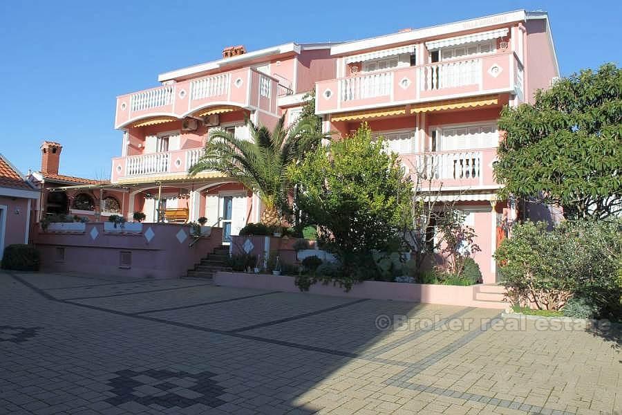 Villa de trois étages, à vendre