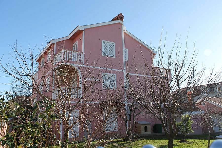 Villa de trois étages, à vendre