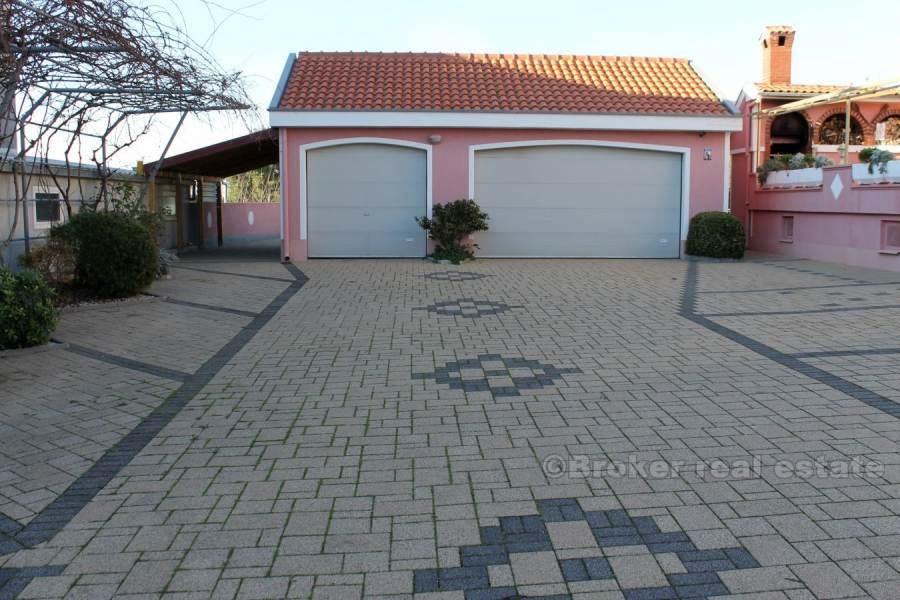 Dreistöckige Villa, zu verkaufen