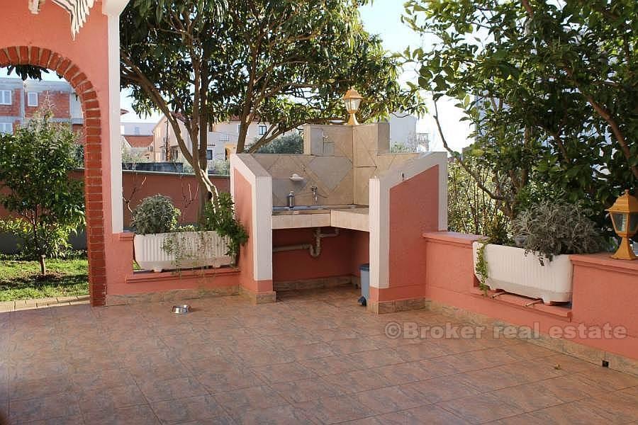 Villa de trois étages, à vendre