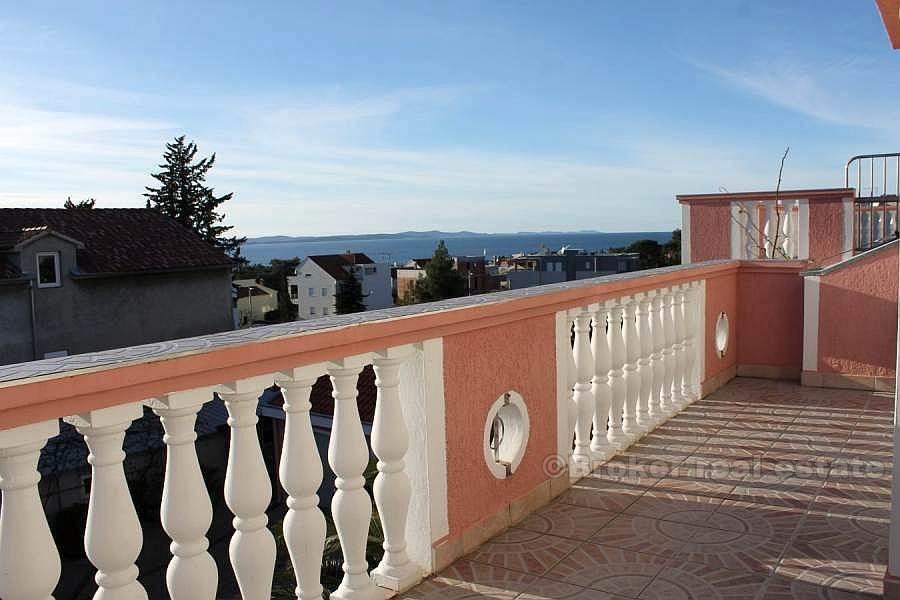 Villa de trois étages, à vendre