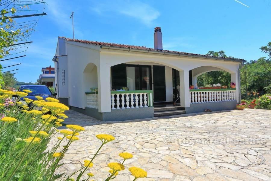 Detached house in the first row to the sea, for sale