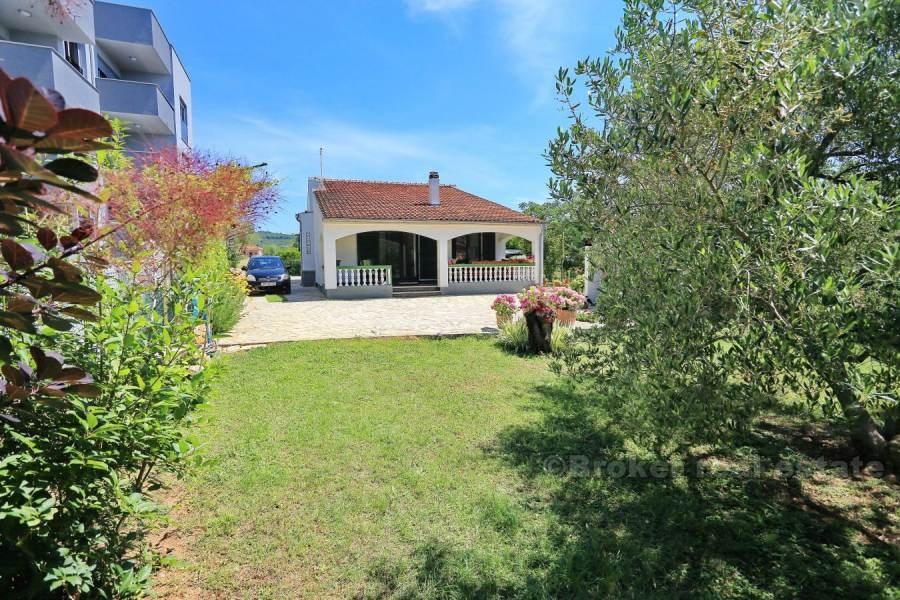 Detached house in the first row to the sea, for sale
