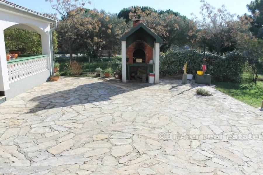 Detached house in the first row to the sea, for sale