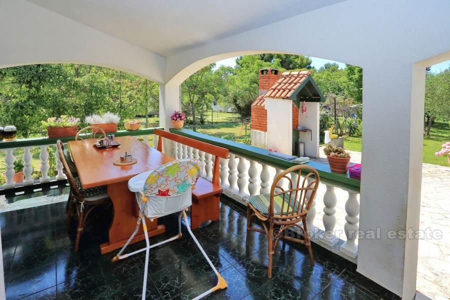 Detached house in the first row to the sea, for sale