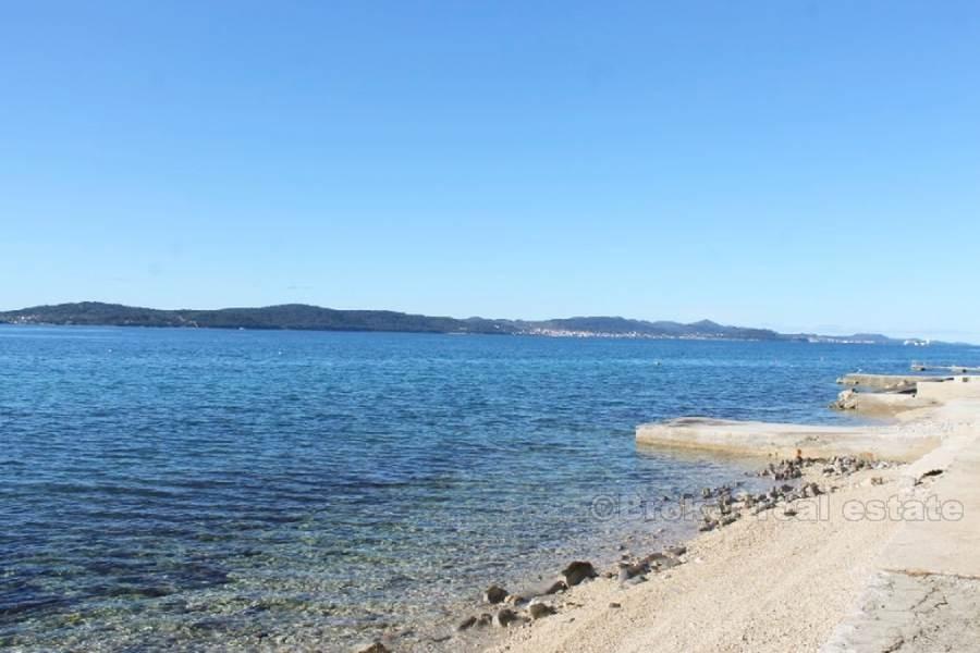 Detached house in the first row to the sea, for sale