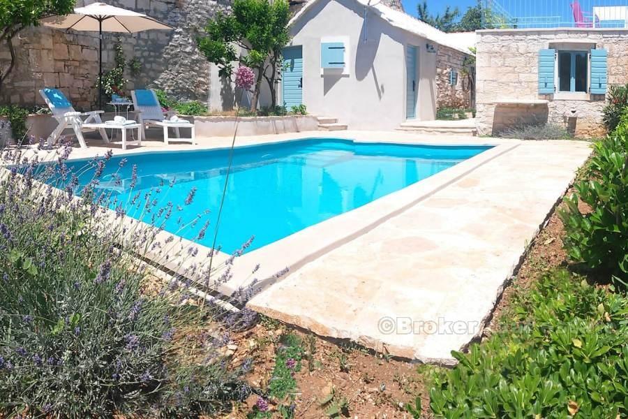 Maison en pierre dalmate, à vendre