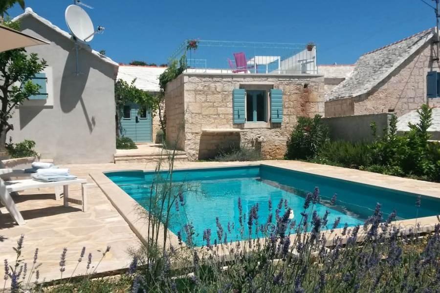 Maison en pierre dalmate, à vendre