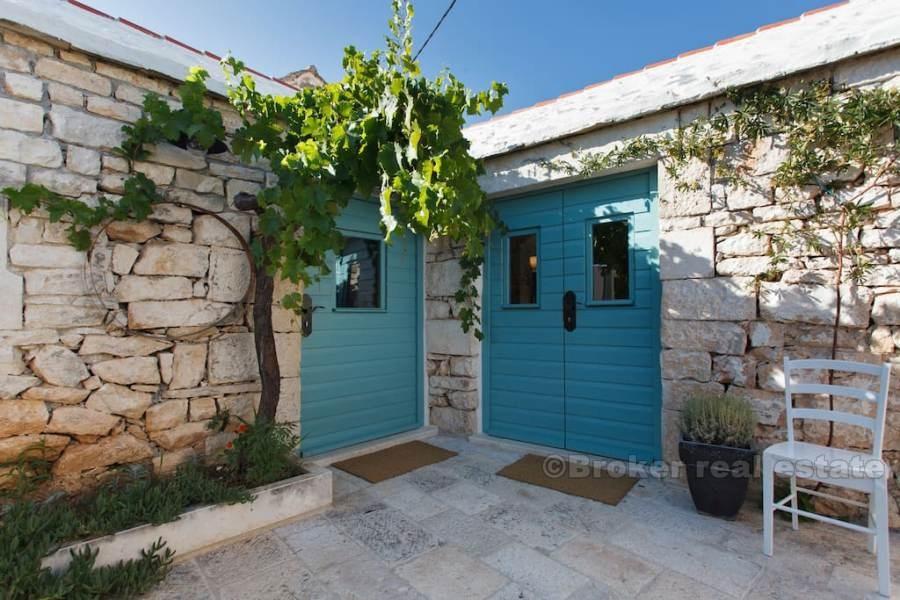 Maison en pierre dalmate, à vendre