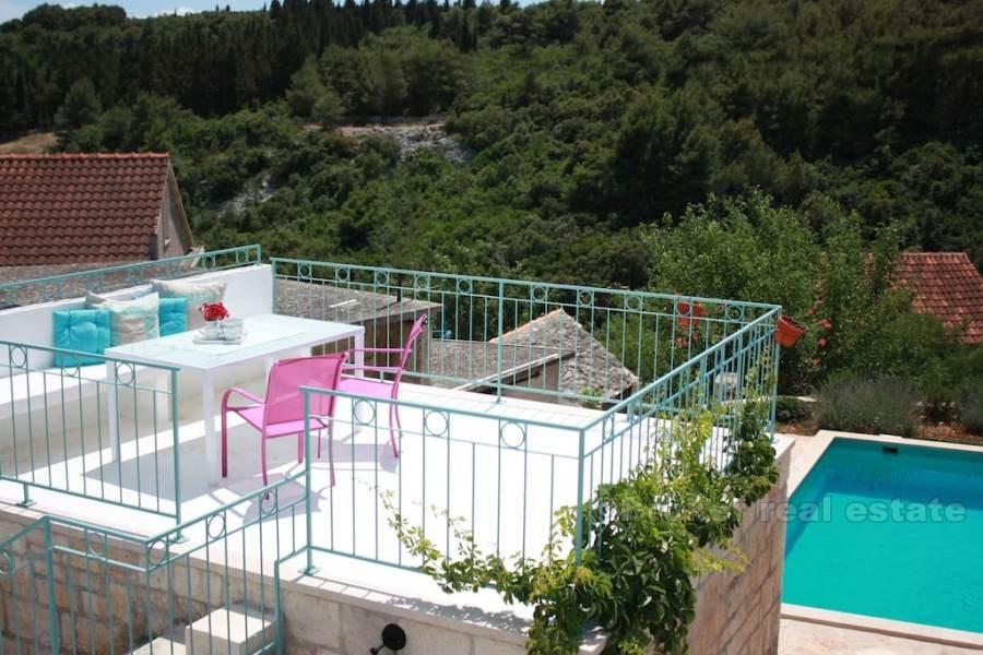 Maison en pierre dalmate, à vendre