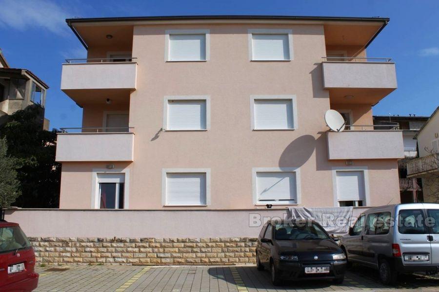 Tre appartamenti con due camere da letto, in vendita
