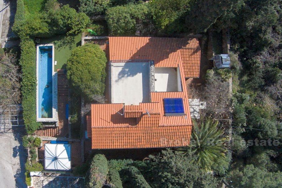 Vakker stein villa med svømmebasseng, til salgs