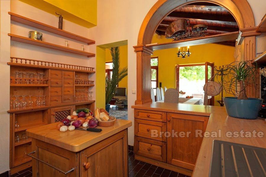 Vakker stein villa med svømmebasseng, til salgs