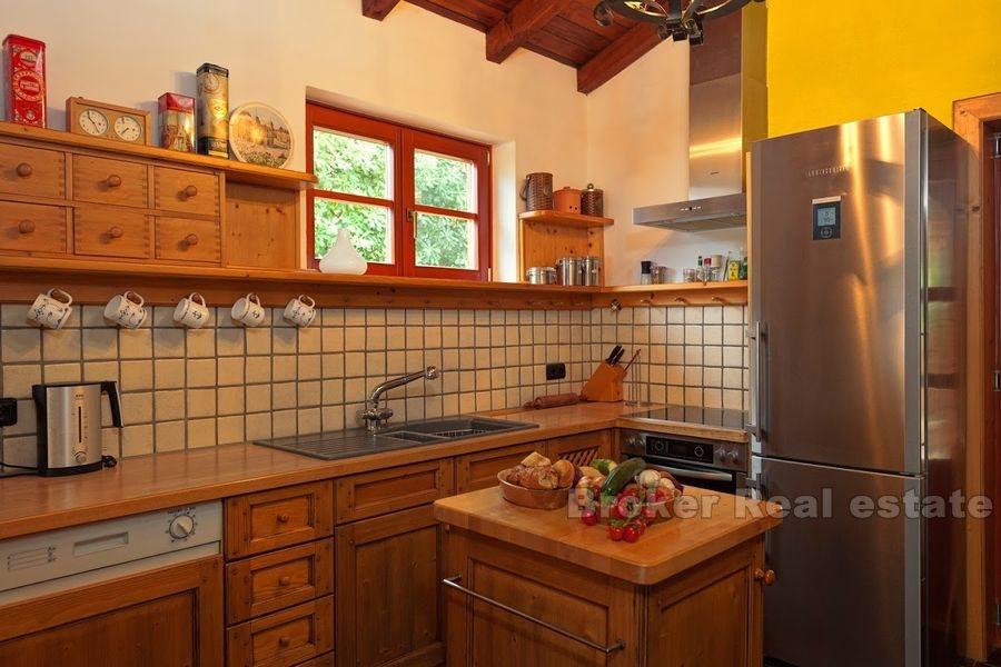 Vakker stein villa med svømmebasseng, til salgs