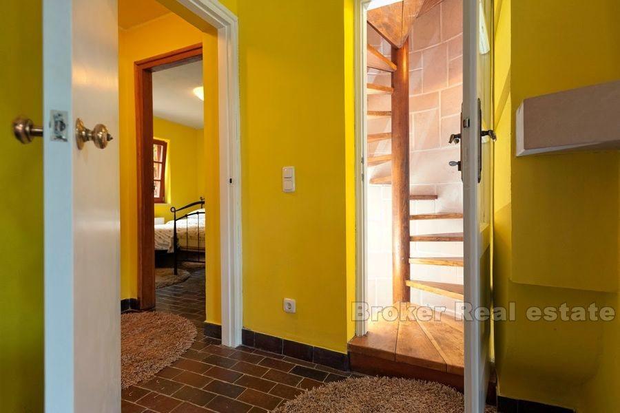 Vakker stein villa med svømmebasseng, til salgs