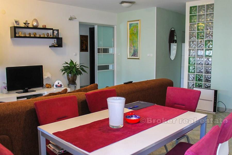 Spazioso appartamento con due camere da letto, in vendita