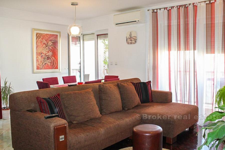 Spacieux appartement de deux chambres, à vendre