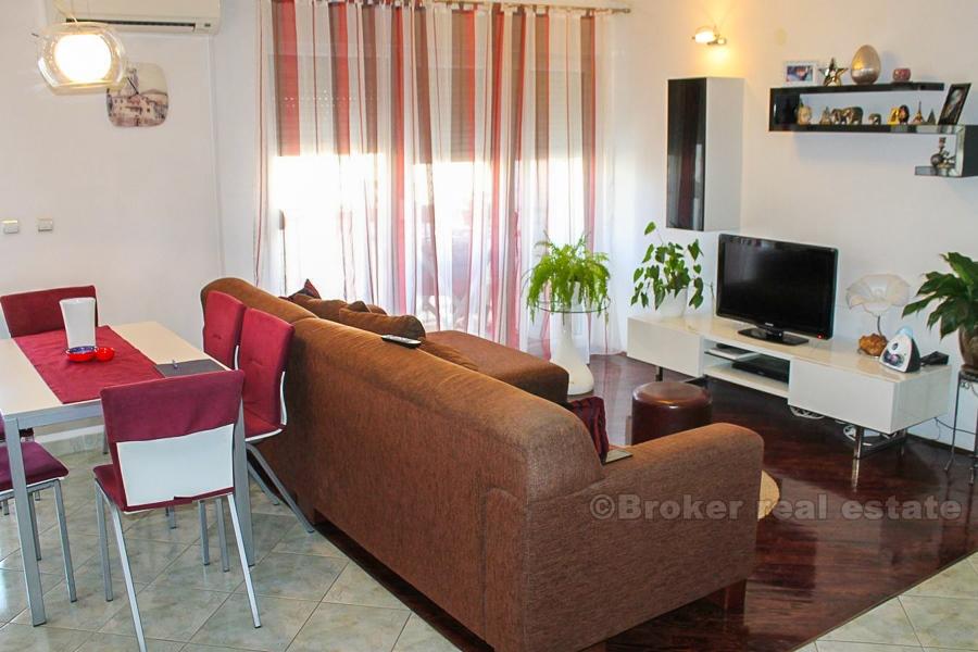 Spazioso appartamento con due camere da letto, in vendita