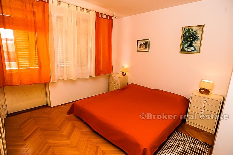 Трехкомнатная квартира, недалеко от центра, на продажу