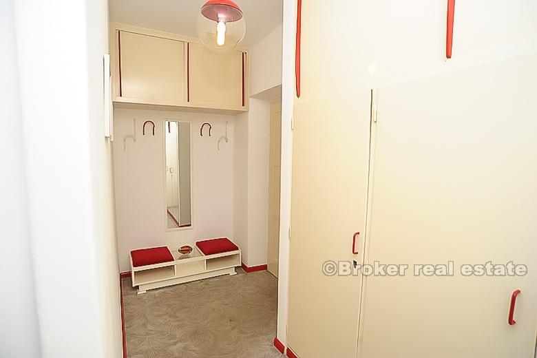 Appartamento con tre camere da letto, vicino al centro, in vendita