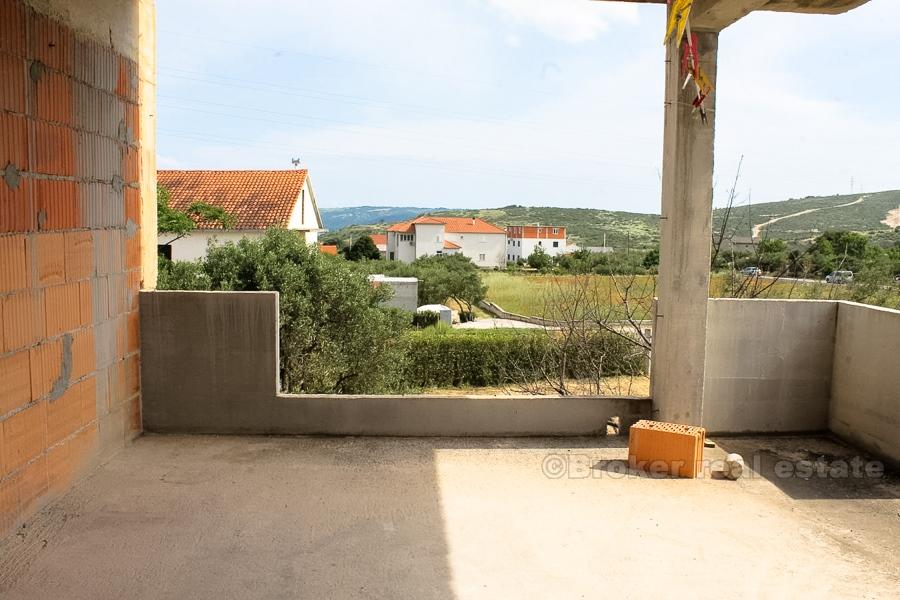 Prostrana nedovršena kuća, na prodaju