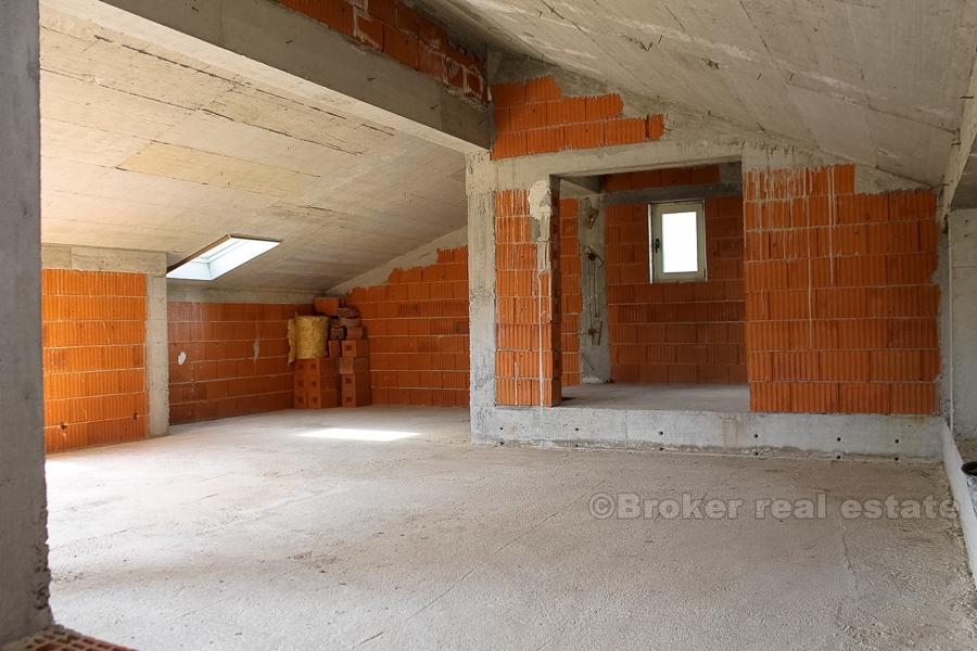 Rymligt oavslutat hus, till salu