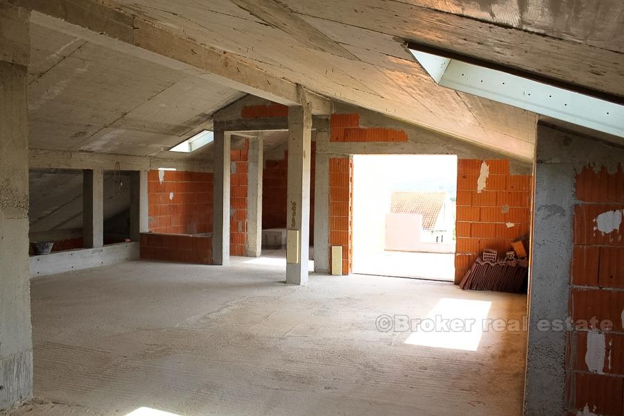 Prostrana nedovršena kuća, na prodaju