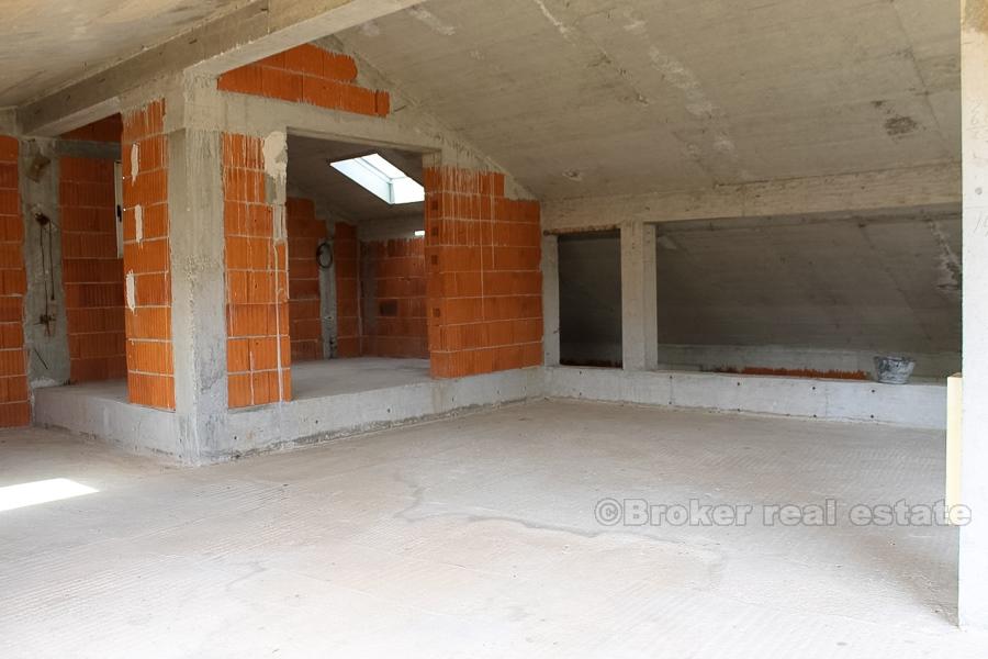 Prostrana nedovršena kuća, na prodaju