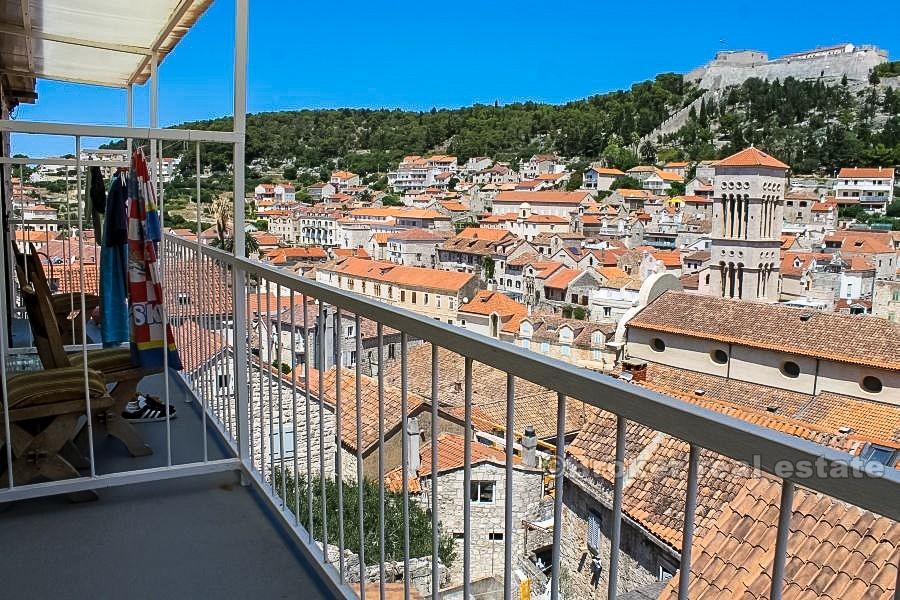 Stenhus på ön Hvar, till salu