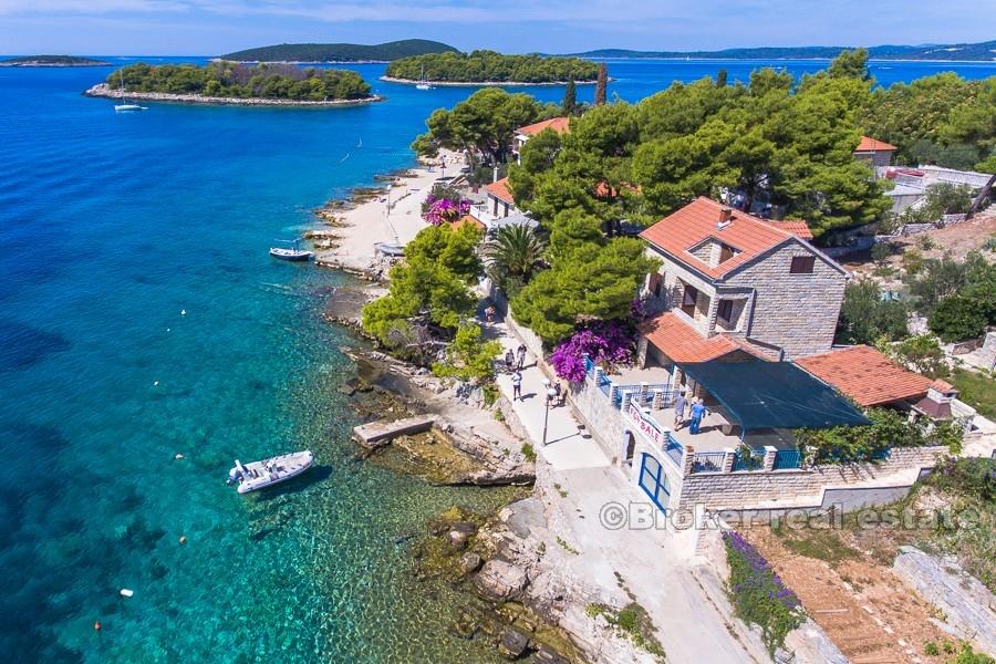 Vila na 3 kata, uz more, na prodaju