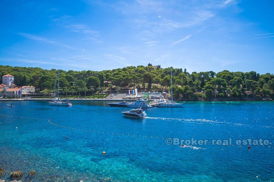 Villa auf 3 Etagen, am Wasser, zu verkaufen