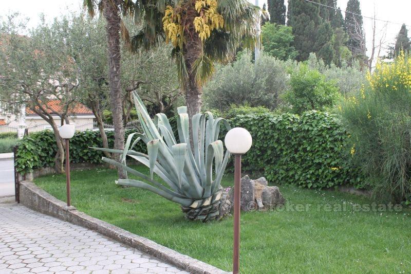 Frittstående, to-etasjes familiehus, til salgs