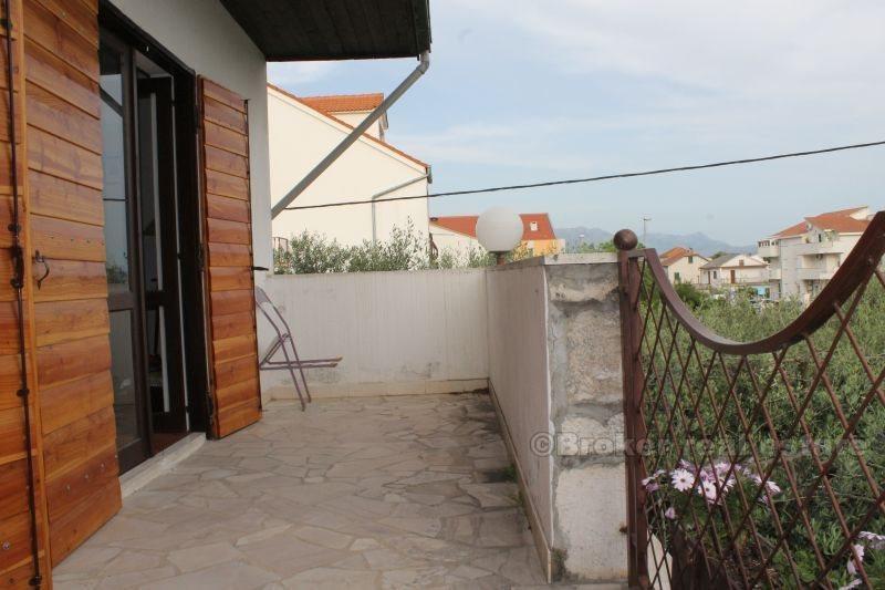 Hus i två våningar, två våningar, till salu