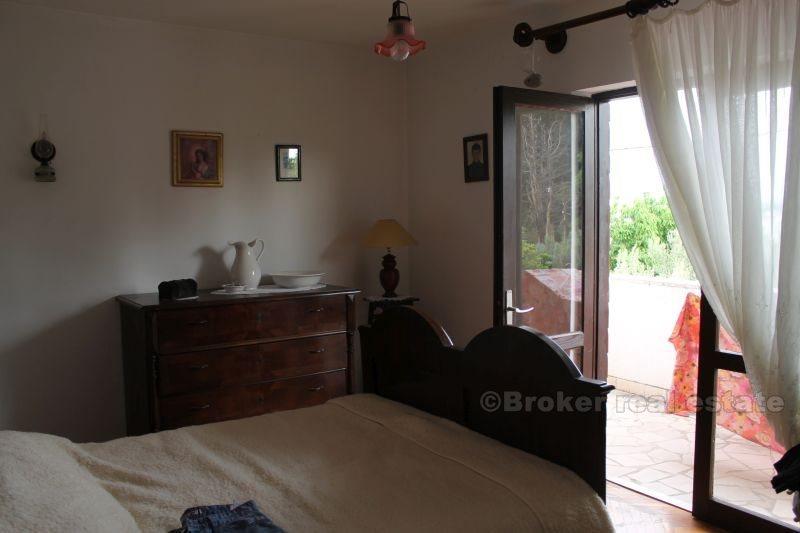 Frittstående, to-etasjes familiehus, til salgs