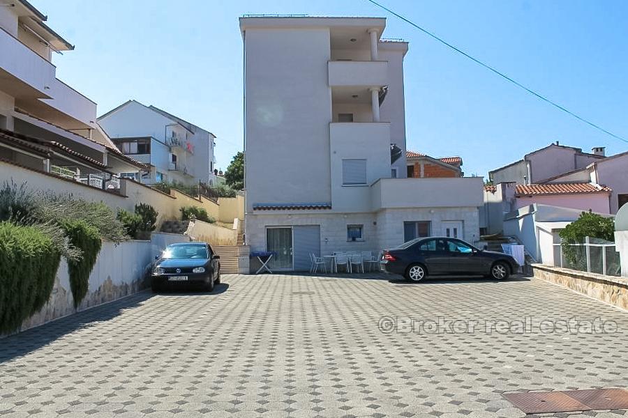 Dvosobni apartman, na prodaju