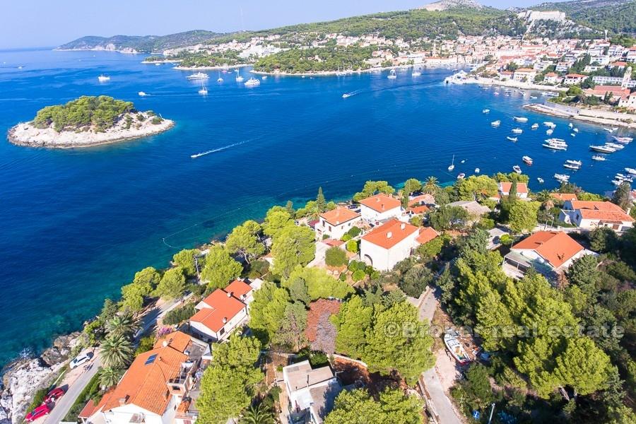 Kamena kuća uz more, na prodaju