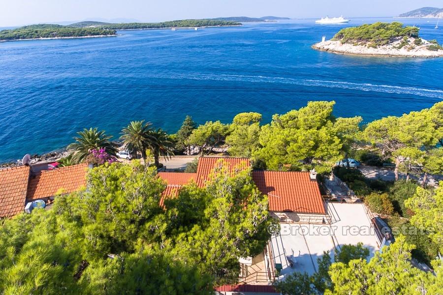 Kamena kuća uz more, na prodaju