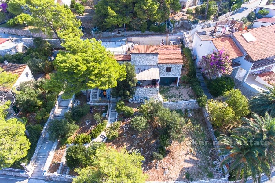 Kamena kuća uz more, na prodaju