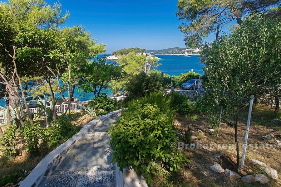 Maison en pierre au bord de la mer, à vendre
