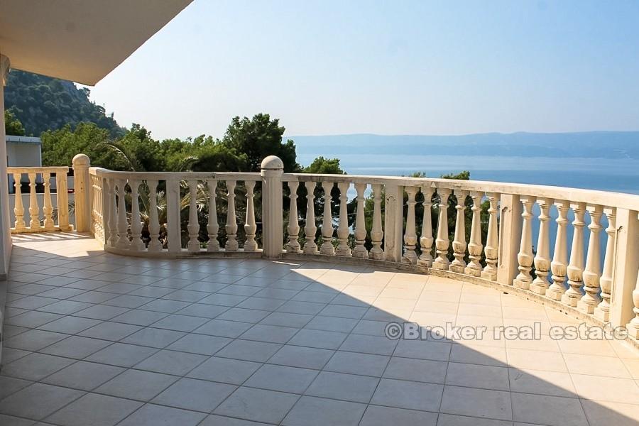 Casa indipendente con vista mare, in vendita