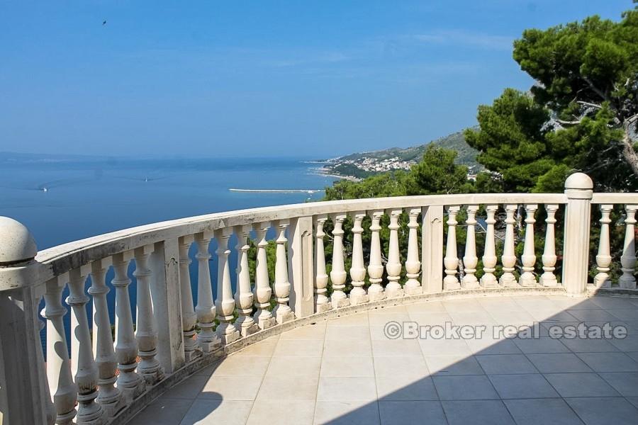 Casa indipendente con vista mare, in vendita