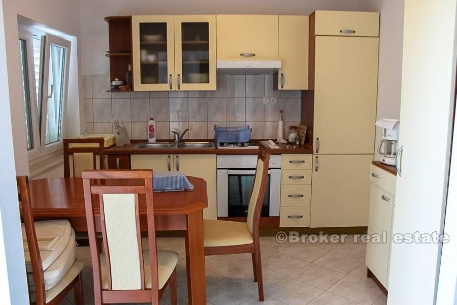 Casa indipendente con vista mare, in vendita