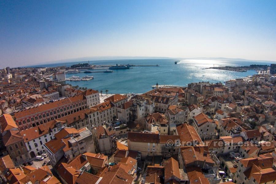 Three bedroom apartment in the center of town, for sale