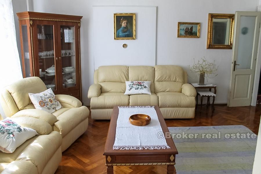 Trosobni apartman u centru grada, na prodaju