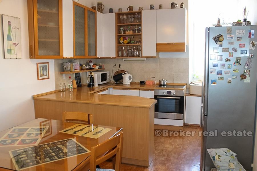 Trosobni apartman u centru grada, na prodaju