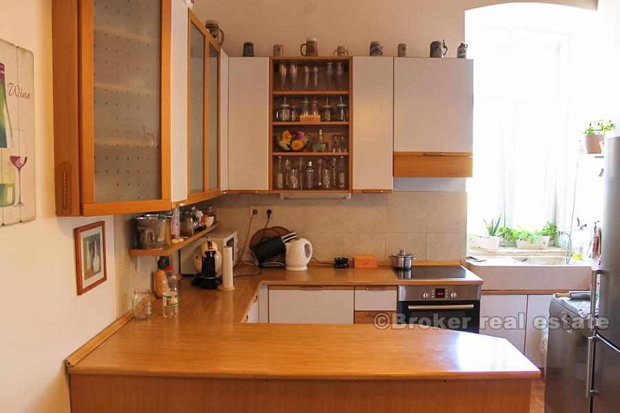 Trosobni apartman u centru grada, na prodaju