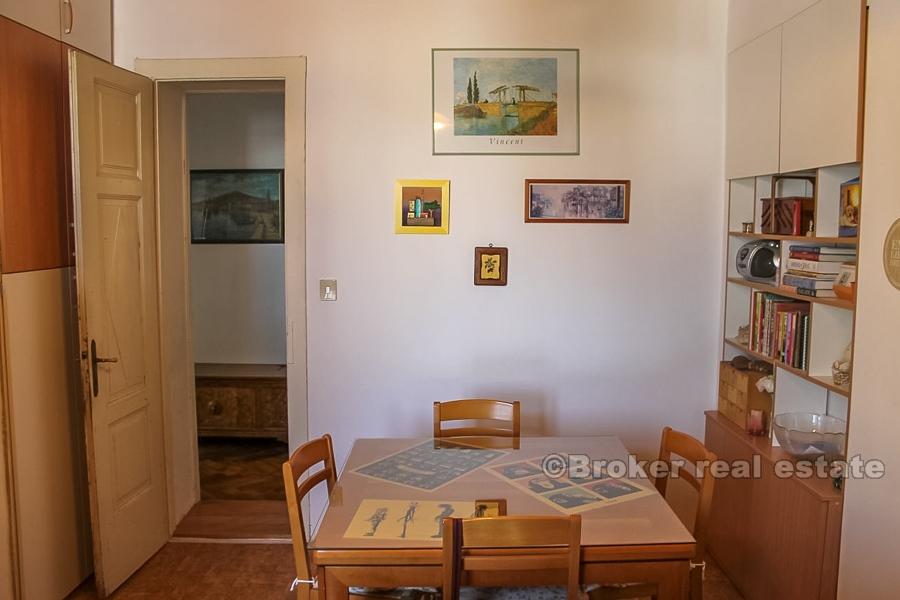 Trosobni apartman u centru grada, na prodaju