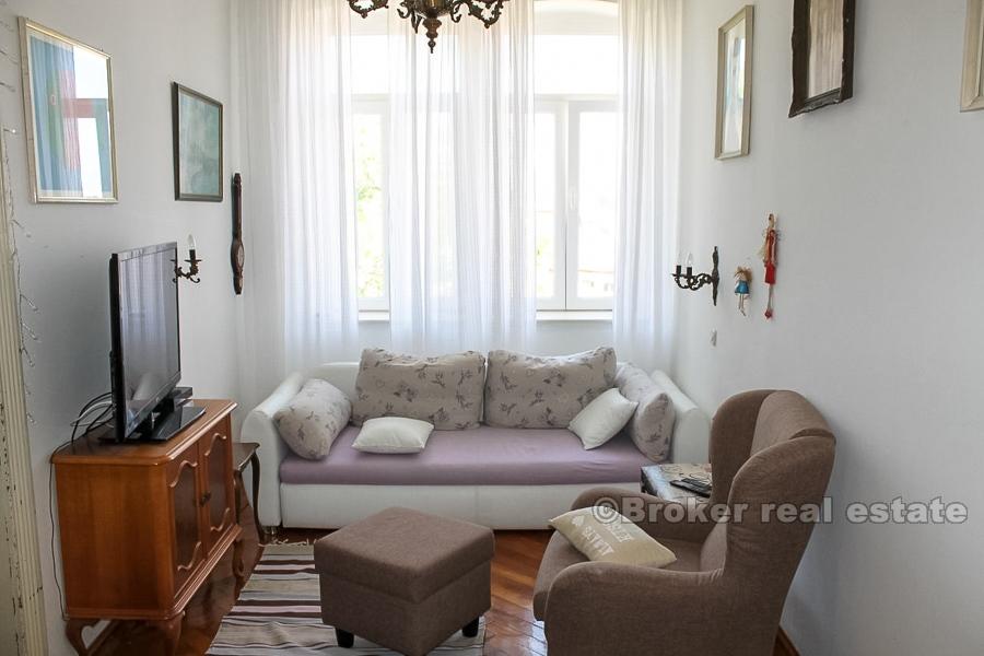 Trosobni apartman u centru grada, na prodaju