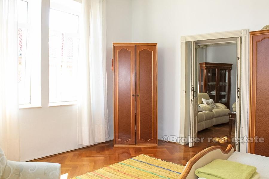 Trosobni apartman u centru grada, na prodaju